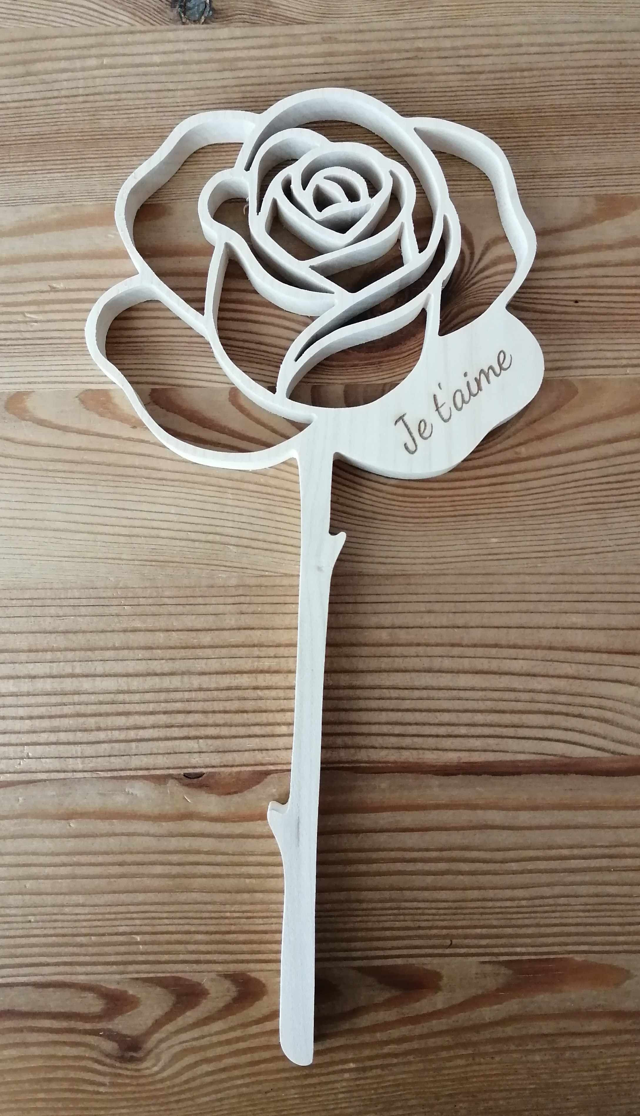 Rose découpée en bois