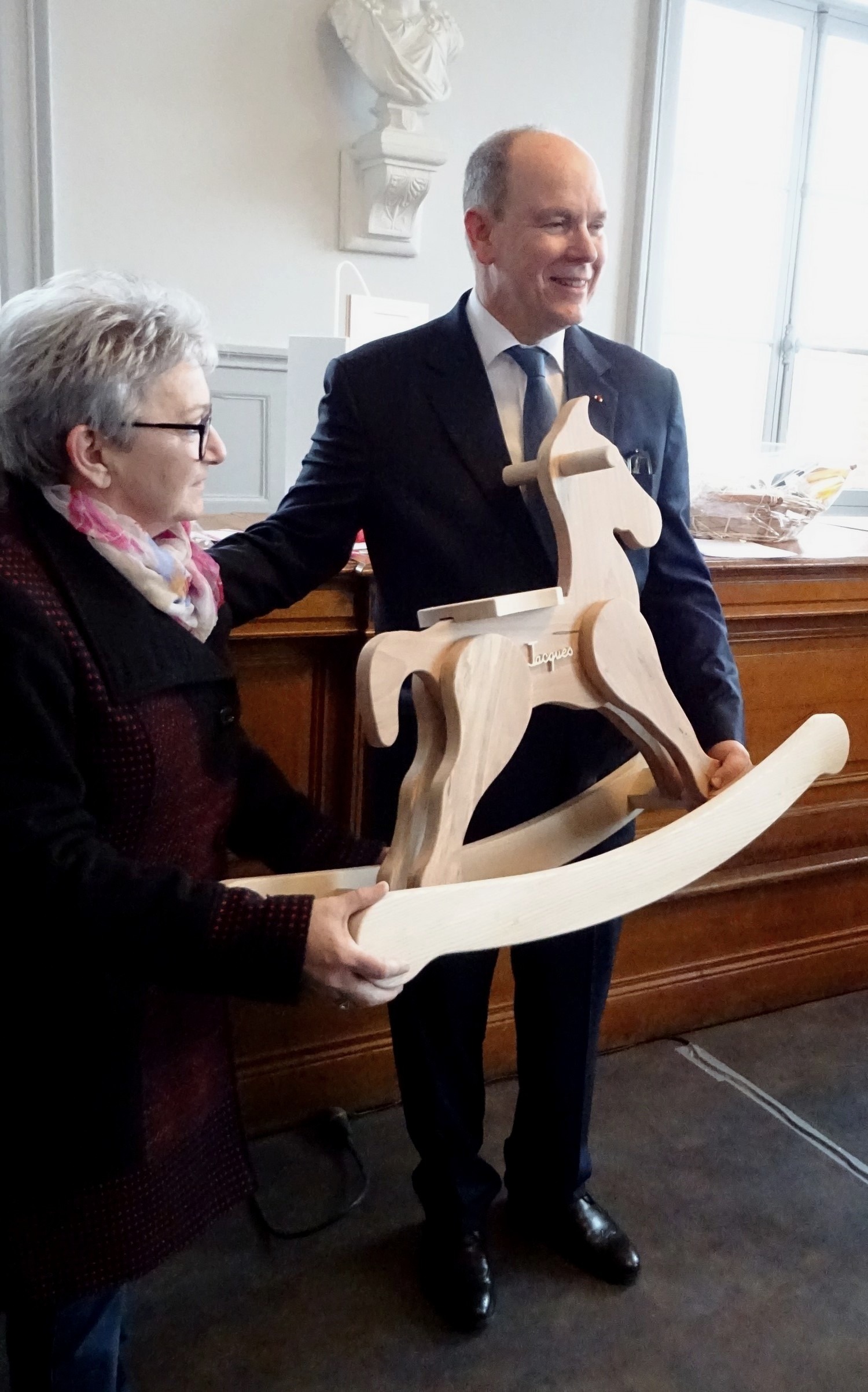 Des chevaux à bascule pour les enfants du Prince Albert II de Monaco