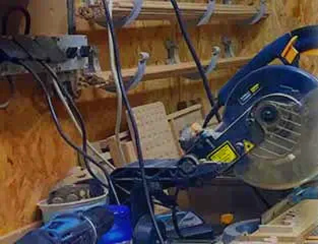 Une scie à onglet dans l’atelier de fabrication